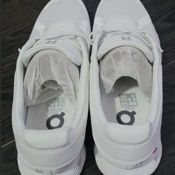 On Running sneakers - Picture 2 of 5